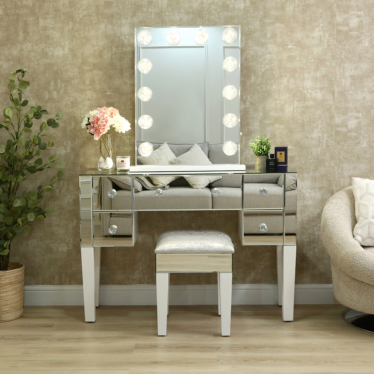 Reasons to Add a Mirrored Dressing Table to Your Bedroom VANITY LIVING Reasons to Add a Mirrored Dressing Table to Your Bedroom VANITY LIVING